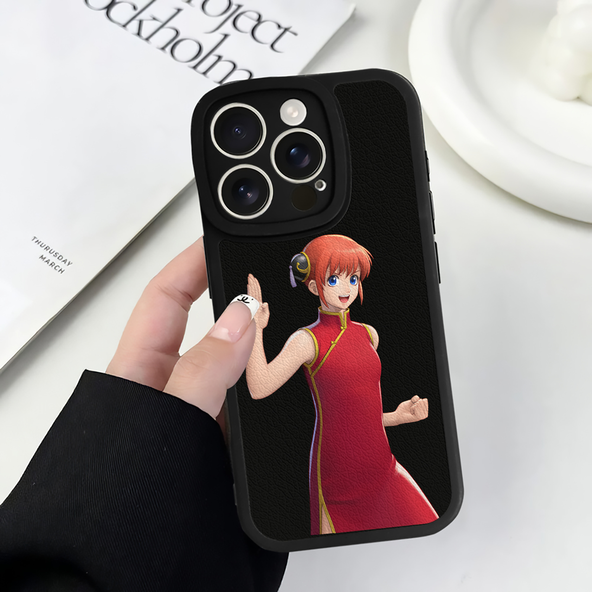 （画像用） ぎんたま 坂田銀時（さかたぎんとき） 神楽 志村新八（しむら しんぱち） GINTAMA Sakata Gintoki Kagura Shimura Shinpachi 【iPhone 16シリーズ対応】シリコンスマホケース（レザー調） 材質：シリコン